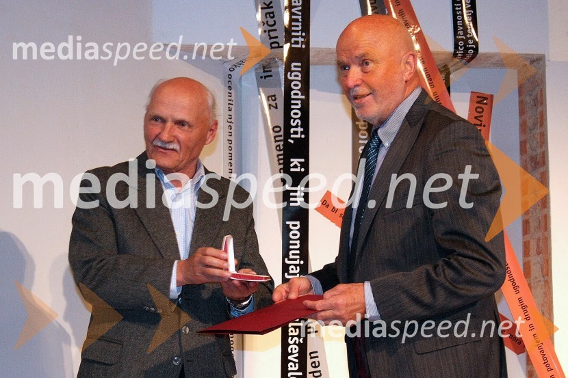 Jože Pogačnik, novinar, urednik in komentator Dnevnika in prejemnik lanske novinarske nagrade za življenjsko delo in Joco Žnidaršič, fotoreporter in urednik fotografije dnevnika Delo in prejemnik novinarske nagrade za življenjsko deloPodelitev novinarskih nagrad Društva novinarjev Slovenije