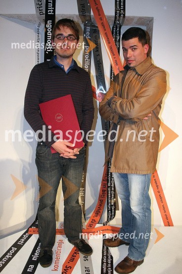 Matej Povše, fotoreporter Dnevnika in prejemnik novinarske nagrade in Tit Košir, fotograf VečeraPodelitev novinarskih nagrad Društva novinarjev Slovenije