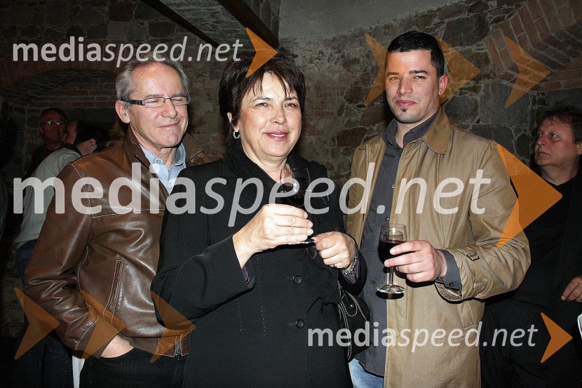 Tit Košir, fotograf Večera in prejemnik novinarske nagrade s staršemaPodelitev novinarskih nagrad Društva novinarjev Slovenije