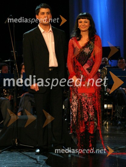 Bogdan Miklič, sovoditelj prireditve in Lara Jankovič, pevka in sovoditeljica prireditveKoncert ob svetovnem dnevu Romov