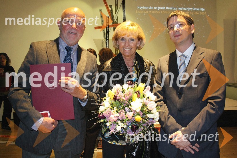 Joco Žnidaršič, fotoreporter in urednik fotografije dnevnika Delo in prejemnik novinarske nagrade za življenjsko delo, soproga Ana in Gregor Repovš, predsednik Društva novinarjev SlovenijePodelitev novinarskih nagrad Društva novinarjev Slovenije