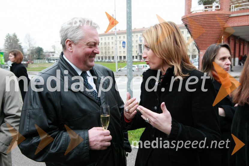 Jožef Berdnik, direktor Kapitalske zadruge z. b. o. in Urška Hrovat, komercialistka Deželne banke Slovenije d.d.Otvoritev poslovne enote Deželne banke Slovenije v Novi Gorici