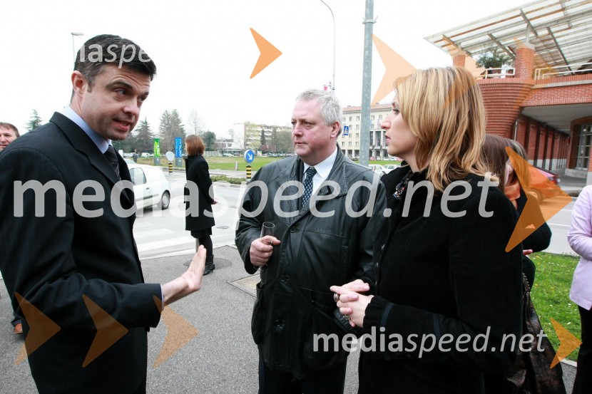 Mag. Štefan Belingar, član uprave Deželne banke Slovenije d.d., Jožef Berdnik, direktor Kapitalske zadruge z. b. o. in Urška Hrovat, komercialistka Deželne banke Slovenije d.d.Otvoritev poslovne enote Deželne banke Slovenije v Novi Gorici