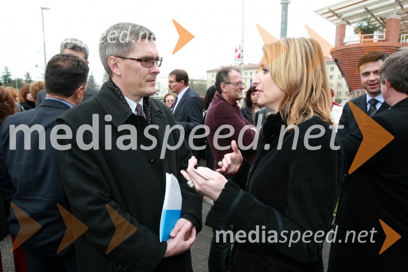 Pavel Gentilini Komel, pomočnik direktorice za severno Primorsko in direktor trženja ČZD Primorske Novice in Urška Hrovat, komercialistka Deželne banke Slovenije d.d.Otvoritev poslovne enote Deželne banke Slovenije v Novi Gorici