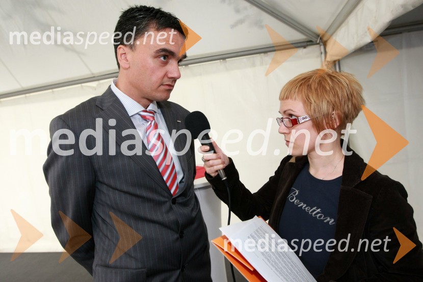 Tomaž Slokar, direktor poslovne enote Severna Primorska Deželne banke Slovenije d.d. z novinarkoOtvoritev poslovne enote Deželne banke Slovenije v Novi Gorici