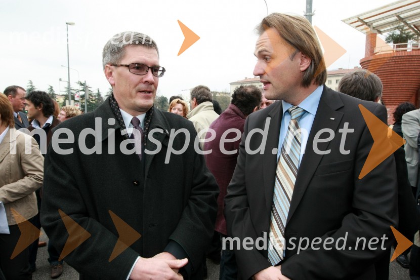Pavel Gentilini Komel, pomočnik direktorice za severno Primorsko in direktor trženja ČZD Primorske Novice in Stanko Gaberc, izvršni direktor Področja poslovne mreže Deželne banke Slovenije d.d.Otvoritev poslovne enote Deželne banke Slovenije v Novi Gorici