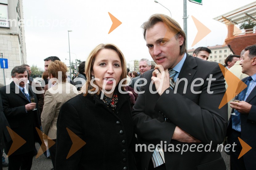 Urška Hrovat, komercialistka Deželne banke Slovenije d.d. in Stanko Gaberc, izvršni direktor Področja poslovne mreže Deželne banke Slovenije d.d.Otvoritev poslovne enote Deželne banke Slovenije v Novi Gorici