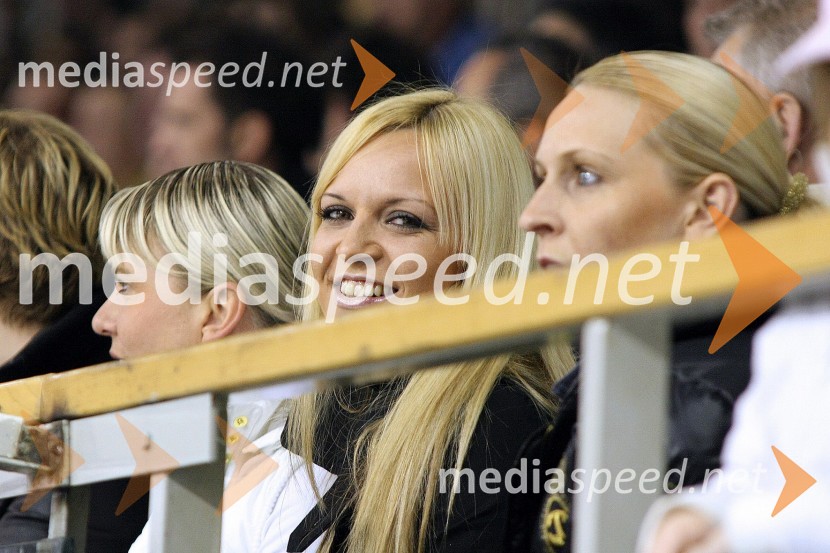 Pika Božič, pevkaČetrta, zadnja tekma državnega prvenstva v hokeju na ledu