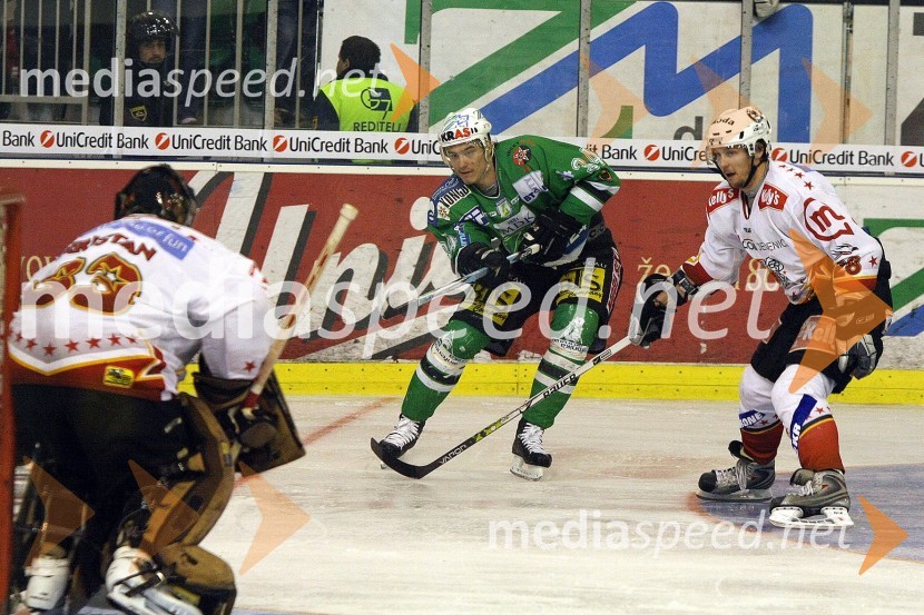 Robert Tristan, vratar Acroni Jesenic, Žiga Pavlin, HDD ZM Olimpija in Aleš Kranjc, Acroni JeseniceČetrta, zadnja tekma državnega prvenstva v hokeju na ledu