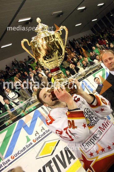 Dejan Varl, kapetan hokejistov Arconi JesenicČetrta, zadnja tekma državnega prvenstva v hokeju na ledu