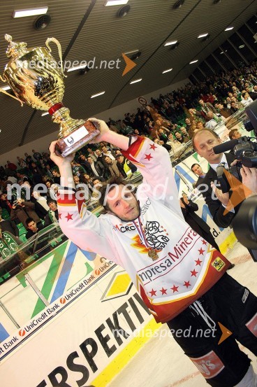 Dejan Varl, kapetan hokejistov Arconi JesenicČetrta, zadnja tekma državnega prvenstva v hokeju na ledu