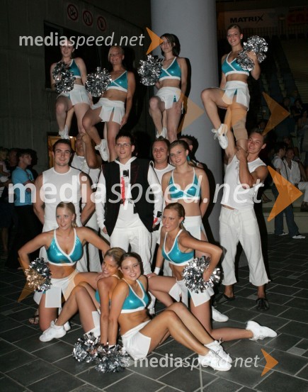 Pevec Peter Januš s plesno skupinoMelodije morja in sonca