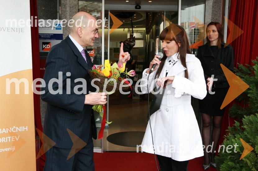 Dr. Draško Veselinovič, predsednik uprave Deželne banke Slovenije d.d. in Jasna Kuljaj, povezovalka prireditve in TV voditeljicaOtvoritev poslovne enote Deželne banke Slovenije v Novi Gorici