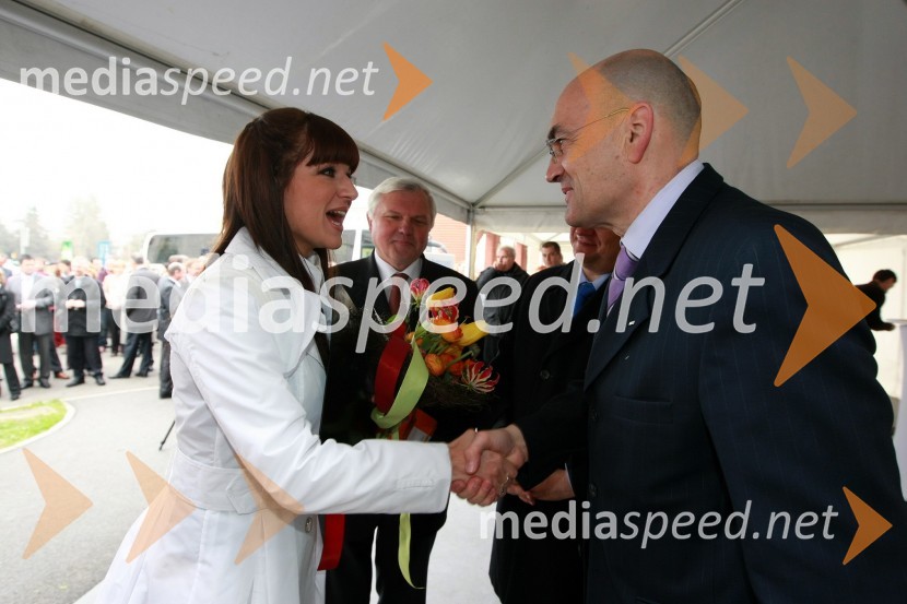 Jasna Kuljaj, povezovalka prireditve in TV voditeljica in dr. Draško Veselinovič, predsednik uprave Deželne banke Slovenije d.d.Otvoritev poslovne enote Deželne banke Slovenije v Novi Gorici