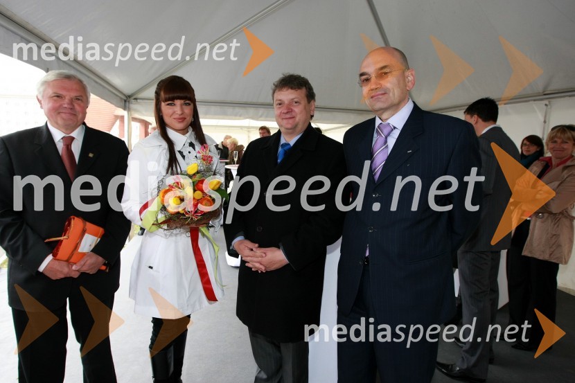 Mirko Brulc, župan občine Nova Gorica, Jasna Kuljaj, povezovalka prireditve in TV voditeljica, Iztok Jarc, minister za kmetijstvo, gozdarstvo in prehrano RS in dr. Draško Veselinovič, predsednik uprave Deželne banke Slovenije d.d.Otvoritev poslovne enote Deželne banke Slovenije v Novi Gorici