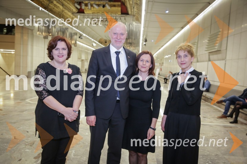  Uršula Cetinski, generalna direktorica, Cankarjev dom; dr. Milan Brglez, predsednik Državnega zbora Republike Slovenije;  Mateja Gantar;  Barbara Hieng Samobor, direktorica MGLPohujšanje v dolini šentflorjanski, premiera predstave