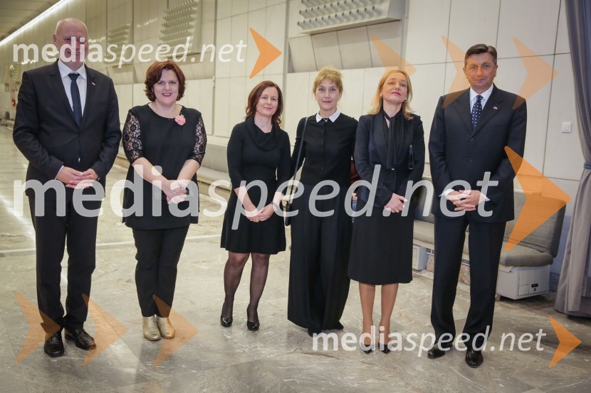 dr. Milan Brglez, predsednik Državnega zbora Republike Slovenije;  Uršula Cetinski, generalna direktorica, Cankarjev dom;  ... ;  Barbara Hieng Samobor, direktorica MGL; dr. Alja  Brglez, vodja kabineta predsednika RS;  Borut Pahor, predsednik Republike SlovenijePohujšanje v dolini šentflorjanski, premiera predstave