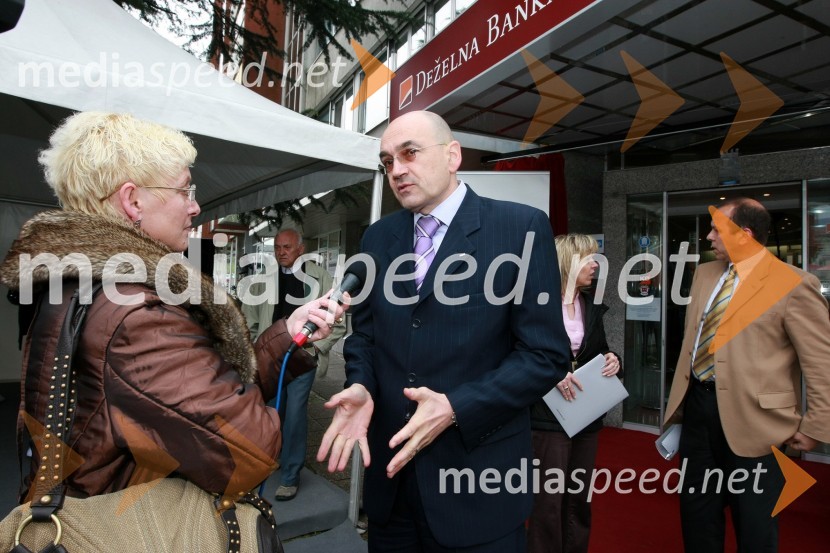 Sanja Eržen Sanja, novinarka TV Primorka in dr. Draško Veselinovič, predsednik uprave Deželne banke Slovenije d.d.Otvoritev poslovne enote Deželne banke Slovenije v Novi Gorici