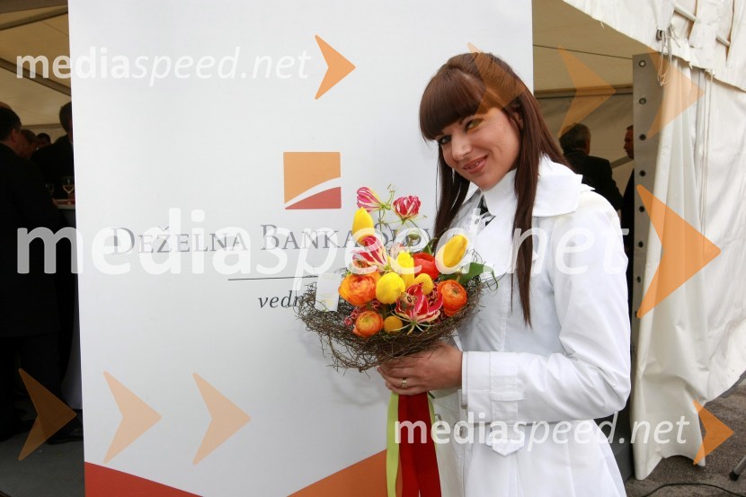 Jasna Kuljaj, povezovalka prireditve in TV voditeljicaOtvoritev poslovne enote Deželne banke Slovenije v Novi Gorici