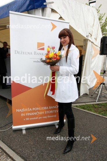 Jasna Kuljaj, povezovalka prireditve in TV voditeljicaOtvoritev poslovne enote Deželne banke Slovenije v Novi Gorici