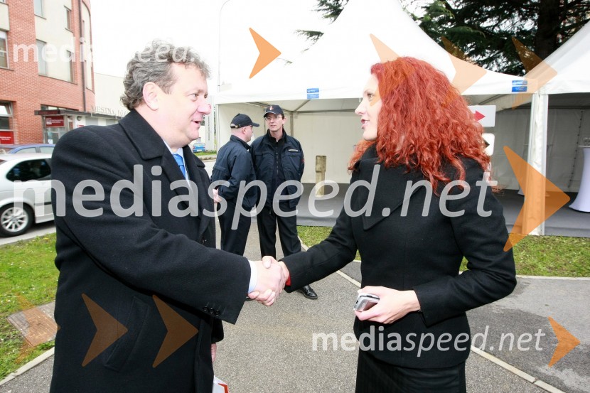 Iztok Jarc, minister za kmetijstvo, gozdarstvo in prehrano RS in Saša Vidmar, vodja Službe marketinga in komuniciranja Deželna banka Slovenije d. d.Otvoritev poslovne enote Deželne banke Slovenije v Novi Gorici