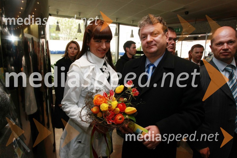 Jasna Kuljaj, povezovalka prireditve in TV voditeljica in Iztok Jarc, minister za kmetijstvo, gozdarstvo in prehrano RSOtvoritev poslovne enote Deželne banke Slovenije v Novi Gorici