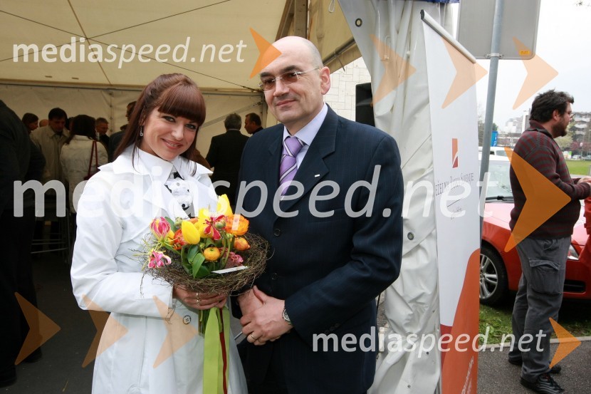 Jasna Kuljaj, povezovalka prireditve in TV voditeljica in dr. Draško Veselinovič, predsednik uprave Deželne banke Slovenije d.d.Otvoritev poslovne enote Deželne banke Slovenije v Novi Gorici