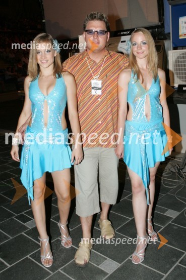 Voditelj na televiziji Net Tv Miro V. Kodrič s plesalkamaMelodije morja in sonca