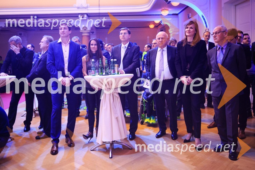  Iztok Čop, nekdanji veslač, podpredsednik Olimpijskega komiteja Slovenije;  Petra Čop; prof. dr. Miro Cerar, predsednik Vlade Republike Slovenije;  Janez 	 Kocijančič, nekdanji predsednik OKS ;  Petra Majdič, nekdanja slovenska smučarska tekačica;  ... Predstavitev slovenske olimpijske reprezentance - Pjongčang 2018