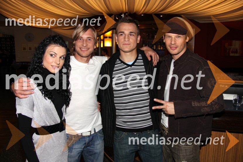 Tina Vajzovič, manekenka, Lubomir Kubica, nogometaš NK Maribor, ... in Jurij Bradač, manekenModna revija znamke Sweet years v Bowling Centru Strike