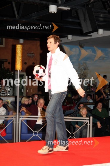 Jurij Bradač, manekenModna revija znamke Sweet years v Bowling Centru Strike