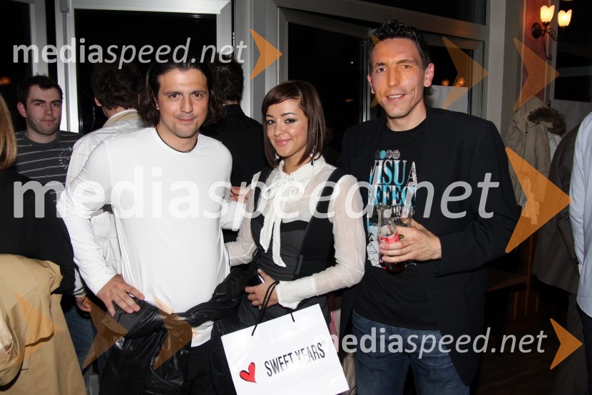Zlatko Zahovič, športni direktor nogometnega kluba Maribor, Sanja Grohar, pevka in Miss Slovenije 2005 in Zoran Pavlovič, nogometaš NK MariborModna revija znamke Sweet years v Bowling Centru Strike