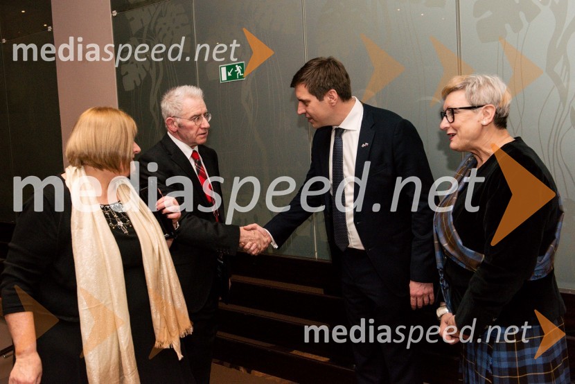  Rosalind Stark;  ... ;  Uroš  Križanec, predsednik Društva slovensko - škotskega prijateljstva;  Majda Debevc, The Keeper of the quaichBurns-Prešeren night