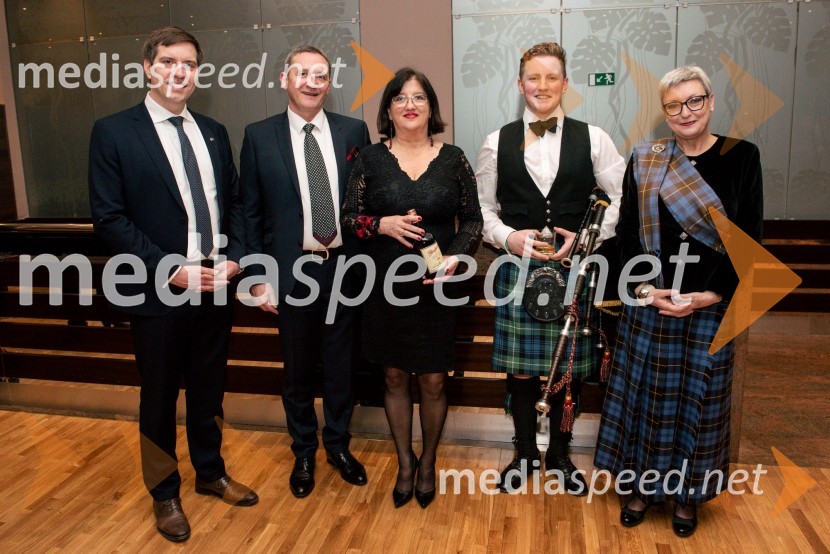  Uroš  Križanec, predsednik Društva slovensko - škotskega prijateljstva;  Igor Razgor, Ekskluzivna darila;  Romana Razgor, Ekskluzivna darila;  Keir  Brown, dudar;  Majda Debevc, The Keeper of the quaichBurns-Prešeren night