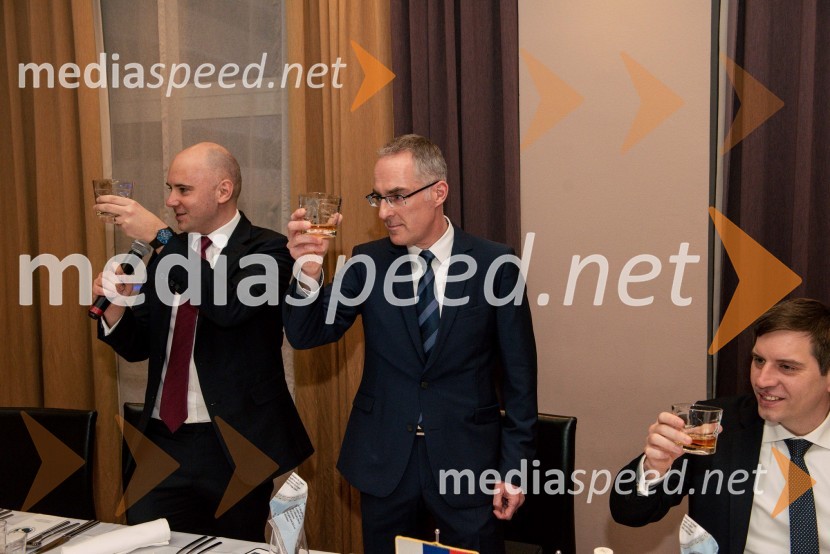  Paul  Jancar, Namestnik vodje misije britanske ambasade;  Igor Evgen Bergant, novinar in TV voditeljBurns-Prešeren night