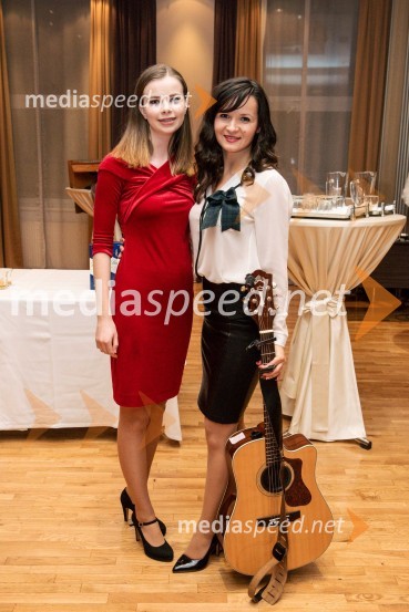  Nika  Zajc, pevka;  Maša Uranjek, glasbenicaBurns-Prešeren night