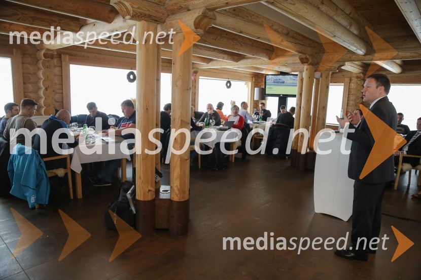  Samo Pagon, vodja marketinga znamke Audi pri podjetju Porsche Slovenija d.o.o.Audi A8, slovenska predstavitev