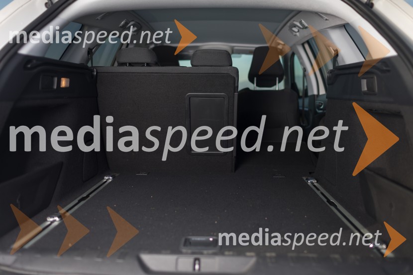 Peugeot&nbsp; 308 SW 1.6 BlueHDi 120 Allure, zadnja klop se deli na tretjinePeugeot  308 SW 1.6 BlueHDi 120 Allure, mediaspeed test