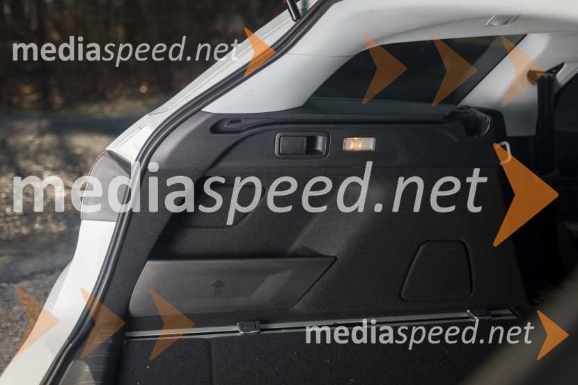 Peugeot&nbsp; 308 SW 1.6 BlueHDi 120 Allure, sedeži se podirajo preko gumba na steni prtljažnikaPeugeot  308 SW 1.6 BlueHDi 120 Allure, mediaspeed test