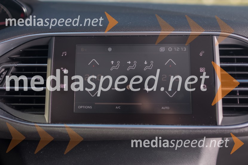 Peugeot&nbsp; 308 SW 1.6 BlueHDi 120 Allure, minimalistična grafika osrednjega zaslonaPeugeot  308 SW 1.6 BlueHDi 120 Allure, mediaspeed test