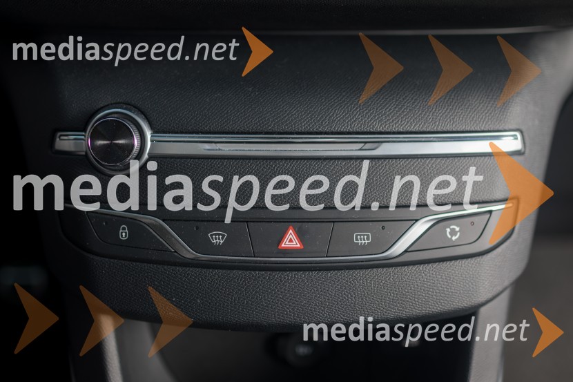 Peugeot&nbsp; 308 SW 1.6 BlueHDi 120 Allure, prečiščena sredinska konzolaPeugeot  308 SW 1.6 BlueHDi 120 Allure, mediaspeed test