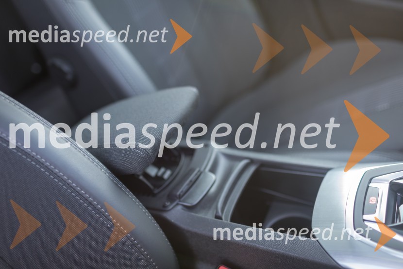 Peugeot&nbsp; 308 SW 1.6 BlueHDi 120 Allure, sredinski greben z ročnim naslonomPeugeot  308 SW 1.6 BlueHDi 120 Allure, mediaspeed test
