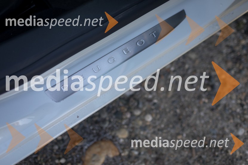 Peugeot&nbsp; 308 SW 1.6 BlueHDi 120 Allure, logotip v pragovihPeugeot  308 SW 1.6 BlueHDi 120 Allure, mediaspeed test