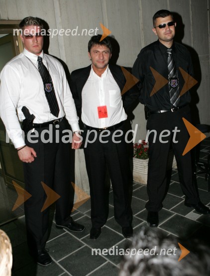 Poslanec SNS ter pevec Bogdan Barovič z varnostnikomaMelodije morja in sonca