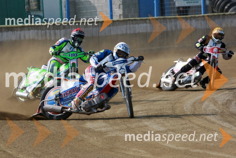 Izak Šantej (AMD Krško), zadaj Maks Gregorič (AMTK Ljubljana) in Manuel Hauzinger (Avstrija) (zadaj)SPEEDWAY DP posameznikov 2008 3. dirka, Skupina A