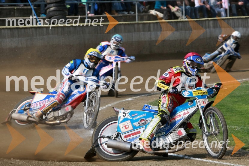 Denis Štojs (ST Lendava), zadaj Izak Šantej (AMD Krško), Matija Duh (AMD Krško) in Nikola Pigac (SK Unia Prelog)SPEEDWAY DP posameznikov 2008 3. dirka, Skupina A