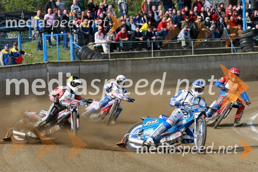 Matej Žagar (AMTK Ljubljana), zadaj Jernej Kolenko (AMTK Ljubljana), Lukas Simon (Avstrija) in Heinrich Schatzer (Avstrija)SPEEDWAY DP posameznikov 2008 3. dirka, Skupina A