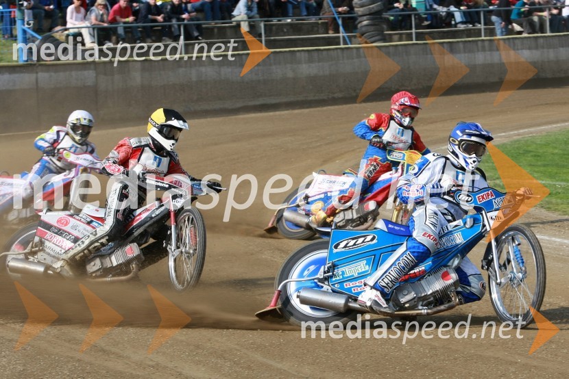 Matej Žagar (AMTK Ljubljana), zadaj Jernej Kolenko (AMTK Ljubljana), Heinrich Schatzer (Avstrija) in Lukas Simon (Avstrija)SPEEDWAY DP posameznikov 2008 3. dirka, Skupina A