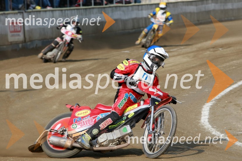 Aleksander Čonda (AMD Krško), zadaj Manuel Hauzinger (Avstrija) in Matic Voldrih (AMTK Ljubljana)SPEEDWAY DP posameznikov 2008 3. dirka, Skupina A