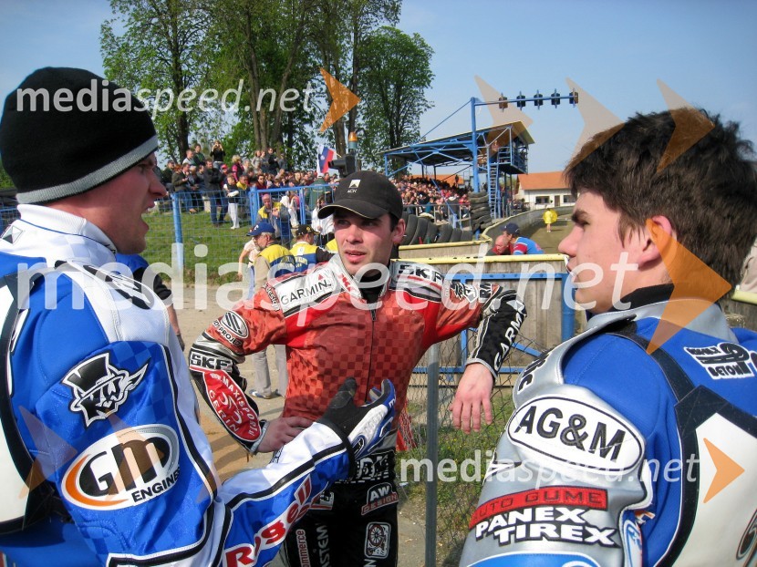 Matej Žagar (AMTK Ljubljana), Jurica Pavlic (SK Unia Goričan) in zadaj Jernej Kolenko (AMTK Ljubljana)SPEEDWAY DP posameznikov 2008 3. dirka, Skupina A